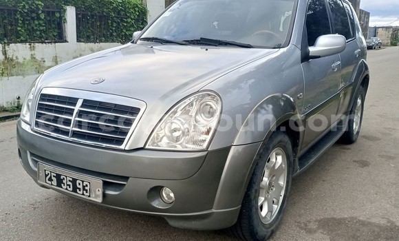 Sayi Na hannu SsangYong Rexton Azurfa Mota in Douala a Ƙasar Kamaru