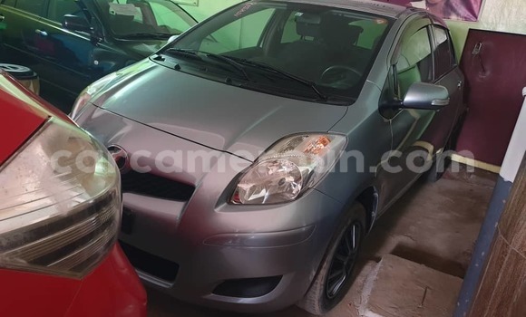 Sayi Na hannu Toyota Yaris Azurfa Mota in Yaounde a Babban Kamaru Sayi Na hannu Toyota Yaris Azurfa Mota in Yaounde a Babban Kamaru