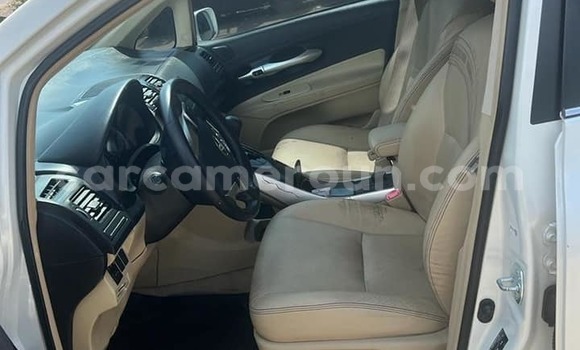 Acheter Occasion Voiture Toyota Blade Blanc à Yaoundé, Central Cameroon Acheter Occasion Voiture Toyota Blade Blanc à Yaoundé, Central Cameroon