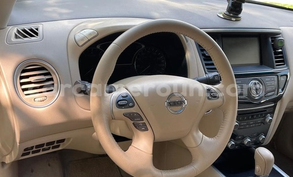 Sayi Imported Nissan Pathfinder Blue Mota in Douala a Ƙasar Kamaru Sayi Imported Nissan Pathfinder Blue Mota in Douala a Ƙasar Kamaru