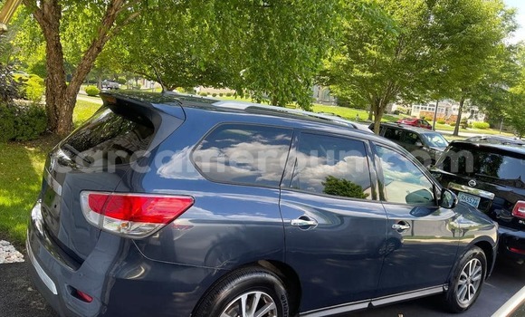 Sayi Imported Nissan Pathfinder Blue Mota in Douala a Ƙasar Kamaru Sayi Imported Nissan Pathfinder Blue Mota in Douala a Ƙasar Kamaru