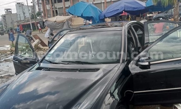 Sayi Na hannu Mercedes-Benz C-Classe Black Mota in Douala a Ƙasar Kamaru