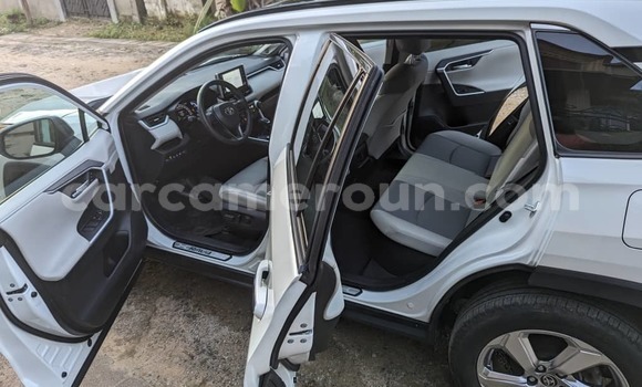 Acheter Import Voiture Toyota RAV4 Blanc à Douala, Littoral Cameroon Acheter Import Voiture Toyota RAV4 Blanc à Douala, Littoral Cameroon