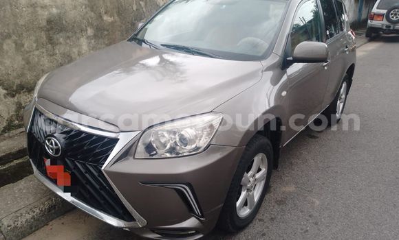 Sayi Na hannu Toyota RAV4 Brown Mota in Douala a Ƙasar Kamaru