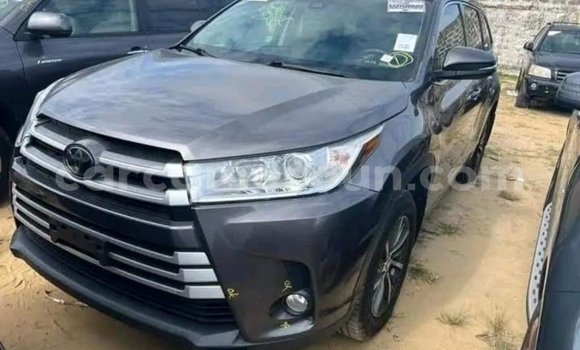 Sayi Na hannu Toyota Highlander Azurfa Mota in Douala a Ƙasar Kamaru