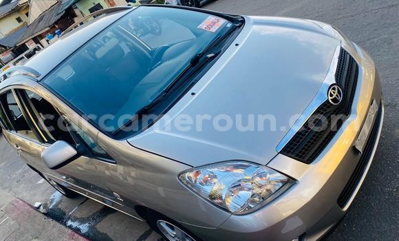 Sayi Imported Toyota Corolla Verso Azurfa Mota in Douala a Ƙasar Kamaru