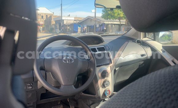 Sayi Na hannu Toyota Vitz Azurfa Mota in Douala a Ƙasar Kamaru Sayi Na hannu Toyota Vitz Azurfa Mota in Douala a Ƙasar Kamaru