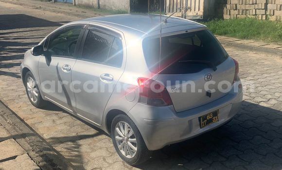 Sayi Na hannu Toyota Vitz Azurfa Mota in Douala a Ƙasar Kamaru Sayi Na hannu Toyota Vitz Azurfa Mota in Douala a Ƙasar Kamaru