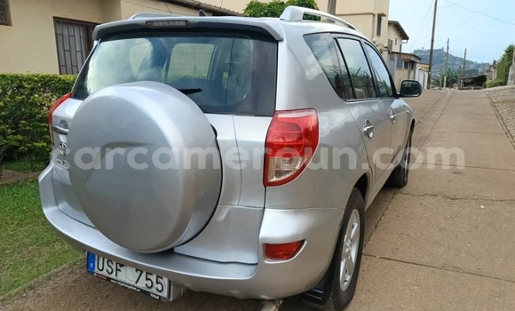 Sayi Na hannu Toyota RAV4 Azurfa Mota in Yaounde a Babban Kamaru