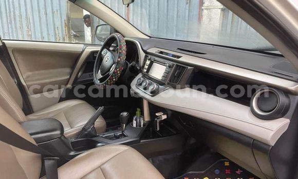 Sayi Na hannu Toyota RAV4 White Mota in Douala a Ƙasar Kamaru Sayi Na hannu Toyota RAV4 White Mota in Douala a Ƙasar Kamaru