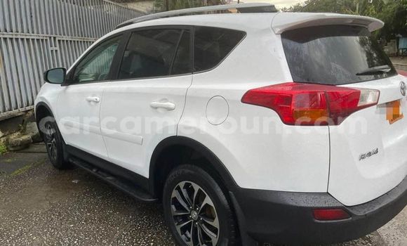 Sayi Na hannu Toyota RAV4 White Mota in Douala a Ƙasar Kamaru Sayi Na hannu Toyota RAV4 White Mota in Douala a Ƙasar Kamaru