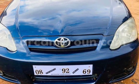 Sayi Na hannu Toyota Runx Blue Mota in Douala a Ƙasar Kamaru
