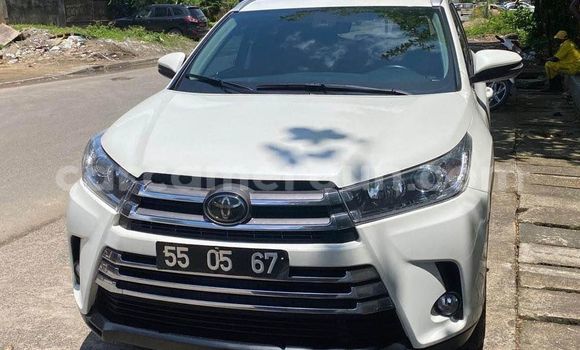 Sayi Na hannu Toyota Highlander White Mota in Douala a Ƙasar Kamaru