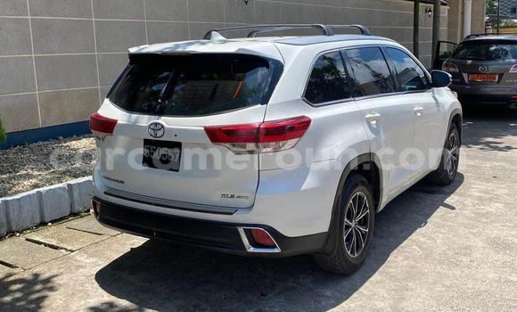 Sayi Na hannu Toyota Highlander White Mota in Douala a Ƙasar Kamaru Sayi Na hannu Toyota Highlander White Mota in Douala a Ƙasar Kamaru