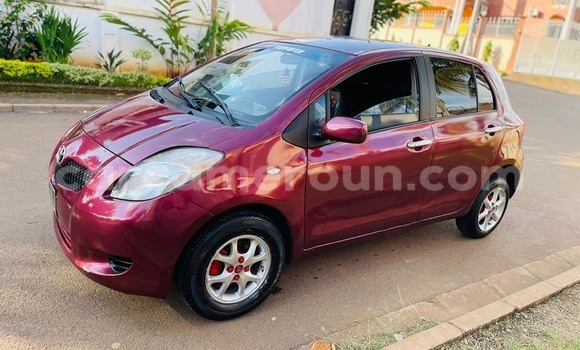 Sayi Na hannu Toyota Yaris Red Mota in Yaounde a Babban Kamaru Sayi Na hannu Toyota Yaris Red Mota in Yaounde a Babban Kamaru