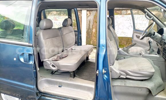 Sayi Na hannu Nissan Serena Blue Mota in Douala a Ƙasar Kamaru Sayi Na hannu Nissan Serena Blue Mota in Douala a Ƙasar Kamaru