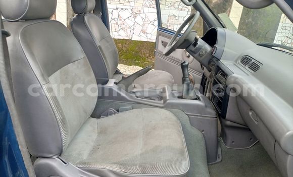 Sayi Na hannu Nissan Serena Blue Mota in Douala a Ƙasar Kamaru Sayi Na hannu Nissan Serena Blue Mota in Douala a Ƙasar Kamaru