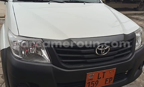 Sayi Na hannu Toyota Hilux White Mota in Douala a Ƙasar Kamaru