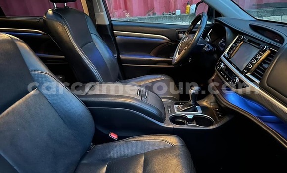 Sayi Na hannu Toyota Highlander White Mota in Douala a Ƙasar Kamaru