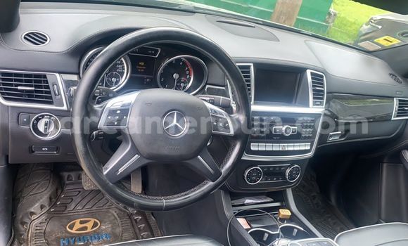 Sayi Na hannu Mercedes‒Benz ML–Class Black Mota in Douala a Ƙasar Kamaru