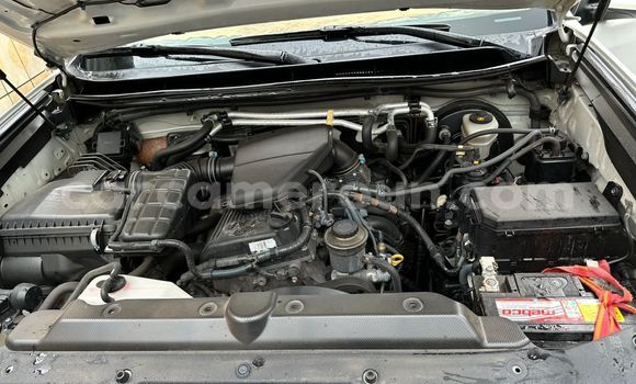 Sayi Na hannu Toyota Land Cruiser Prado White Mota in Yaounde a Babban Kamaru Sayi Na hannu Toyota Land Cruiser Prado White Mota in Yaounde a Babban Kamaru