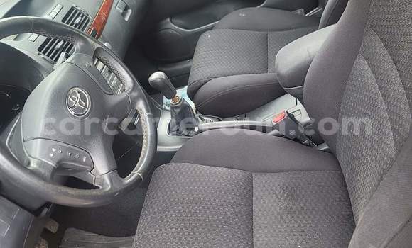 Sayi Na hannu Toyota Avensis Red Mota in Yaounde a Babban Kamaru Sayi Na hannu Toyota Avensis Red Mota in Yaounde a Babban Kamaru