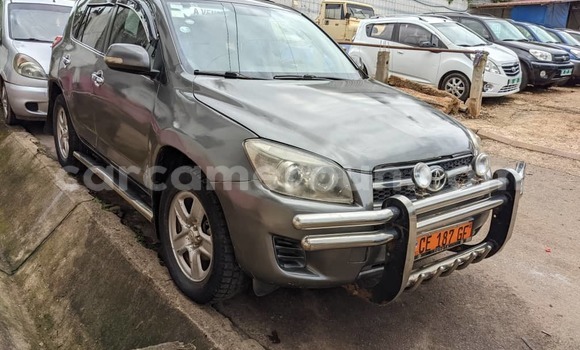 Sayi Na hannu Toyota RAV4 Azurfa Mota in Yaounde a Babban Kamaru