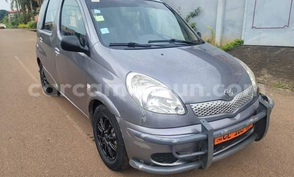 Sayi Na hannu Toyota Yaris Verso Azurfa Mota in Yaounde a Babban Kamaru