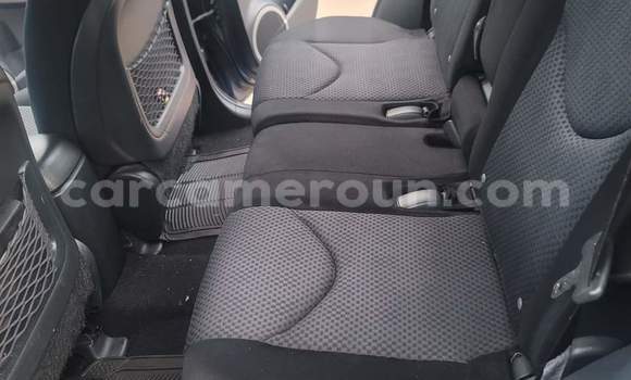 Sayi Na hannu Toyota RAV4 Blue Mota in Yaounde a Babban Kamaru Sayi Na hannu Toyota RAV4 Blue Mota in Yaounde a Babban Kamaru