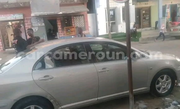 Sayi Na hannu Toyota Avensis M Mota in Douala a Ƙasar Kamaru