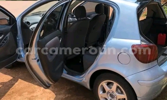 Sayi Na hannu Toyota Yaris Blue Mota in Yaounde a Babban Kamaru