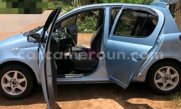 Sayi Na hannu Toyota Yaris Blue Mota in Yaounde a Babban Kamaru Sayi Na hannu Toyota Yaris Blue Mota in Yaounde a Babban Kamaru