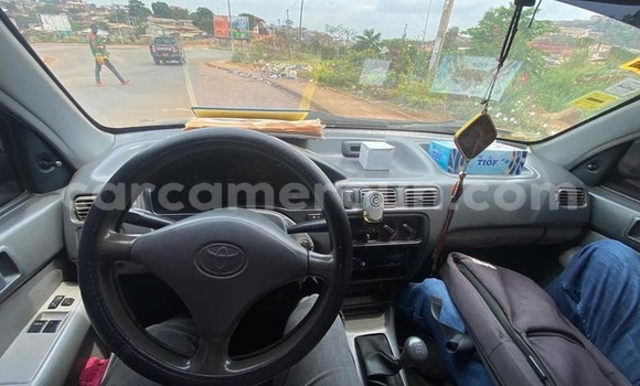 Sayi Na hannu Toyota Yaris Black Mota in Douala a Ƙasar Kamaru