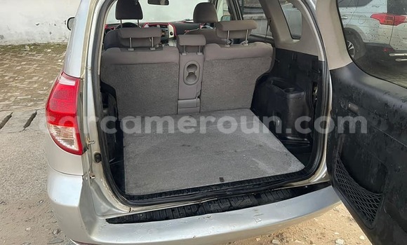 Sayi Na hannu Toyota RAV4 Sauran Mota in Douala a Ƙasar Kamaru Sayi Na hannu Toyota RAV4 Sauran Mota in Douala a Ƙasar Kamaru