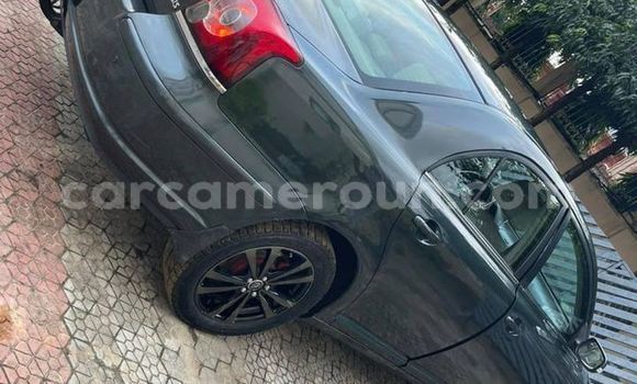 Sayi Na hannu Toyota Avensis Black Mota in Douala a Ƙasar Kamaru