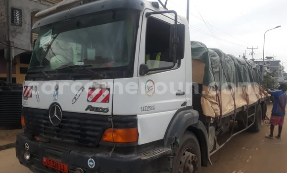 Sayi Na hannu Mercedes Viano White Mota in Douala a Ƙasar Kamaru