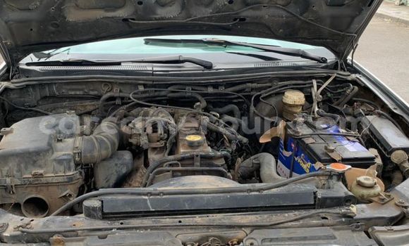 Sayi Na hannu Mitsubishi L200 White Mota in Douala a Ƙasar Kamaru