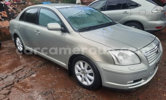 Sayi Na hannu Toyota Avensis Azurfa Mota in Douala a Ƙasar Kamaru