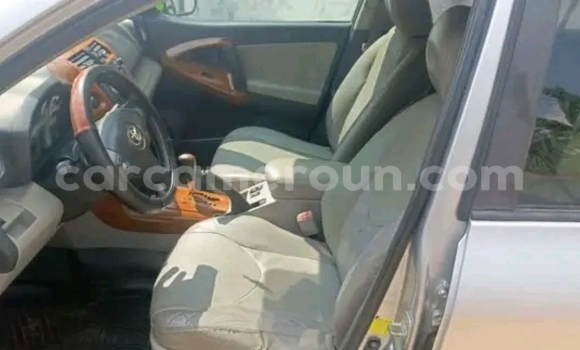 Sayi Na hannu Toyota RAV4 Sauran Mota in Douala a Ƙasar Kamaru