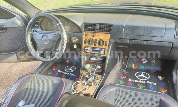 Sayi Na hannu Mercedes-Benz C-Classe Black Mota in Yaounde a Babban Kamaru Sayi Na hannu Mercedes-Benz C-Classe Black Mota in Yaounde a Babban Kamaru