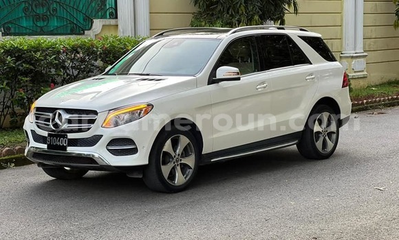 Sayi Na hannu Mercedes-Benz GLC 250D White Mota in Douala a Ƙasar Kamaru