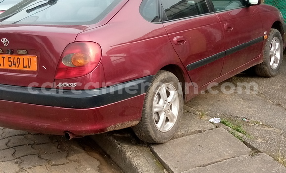 Sayi Na hannu Toyota Avensis Red Mota in Douala a Ƙasar Kamaru
