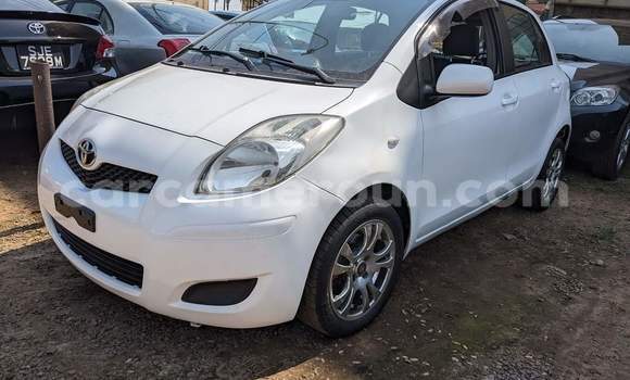 Sayi Na hannu Toyota Yaris White Mota in Yaounde a Babban Kamaru