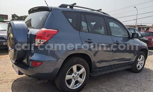 Sayi Na hannu Toyota RAV4 Blue Mota in Yaounde a Babban Kamaru