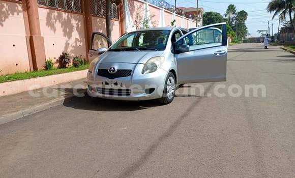 Sayi Na hannu Toyota Yaris White Mota in Yaounde a Babban Kamaru