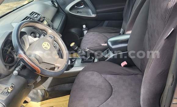 Sayi Na hannu Toyota RAV4 Azurfa Mota in Yaounde a Babban Kamaru Sayi Na hannu Toyota RAV4 Azurfa Mota in Yaounde a Babban Kamaru