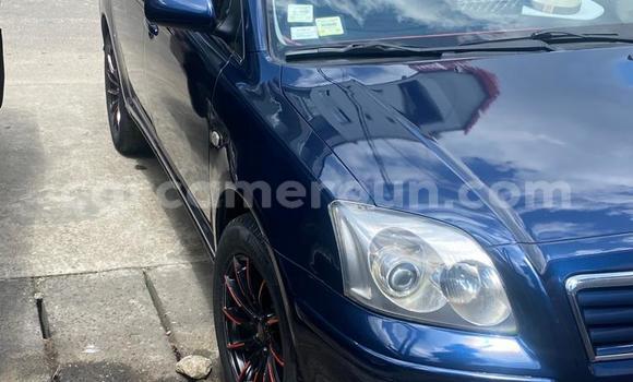 Sayi Na hannu Toyota Avensis Blue Mota in Douala a Ƙasar Kamaru