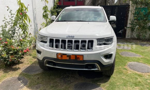 Sayi Na hannu Jeep Grand Cherokee White Mota in Douala a Ƙasar Kamaru