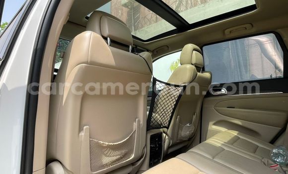 Sayi Na hannu Jeep Grand Cherokee White Mota in Douala a Ƙasar Kamaru Sayi Na hannu Jeep Grand Cherokee White Mota in Douala a Ƙasar Kamaru