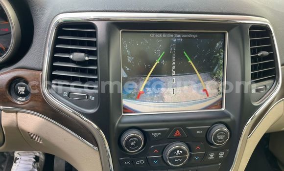 Sayi Na hannu Jeep Grand Cherokee White Mota in Douala a Ƙasar Kamaru Sayi Na hannu Jeep Grand Cherokee White Mota in Douala a Ƙasar Kamaru